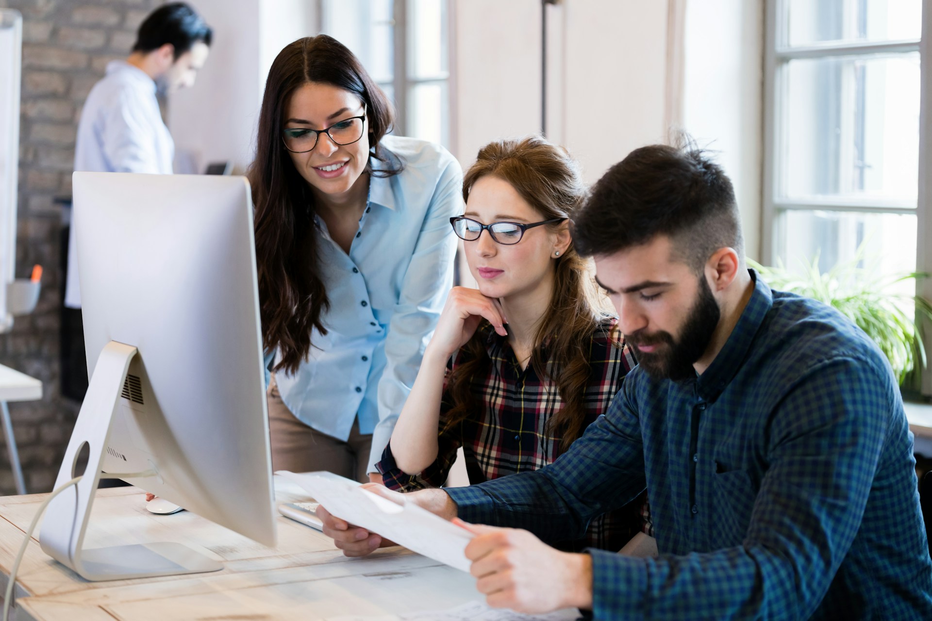 What are the benefits of using a local accountant as a freelancer?
